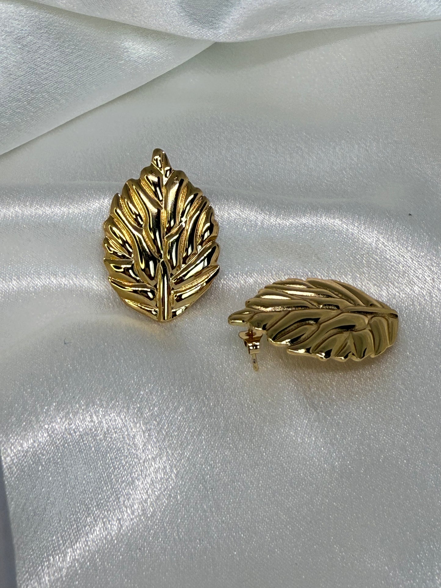 Refined and Elegant Leaf Earring