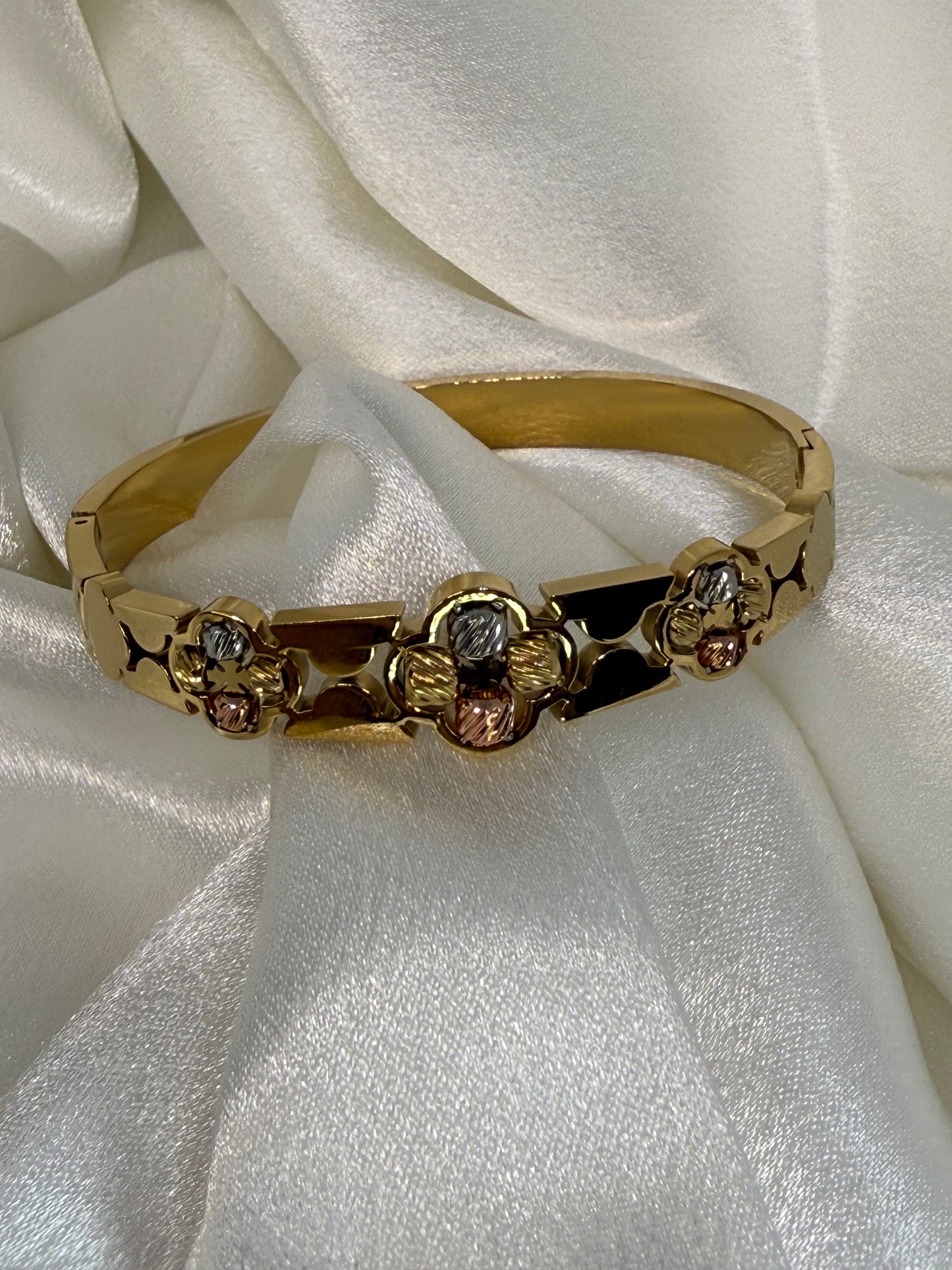 Elegant Flower Bracelet